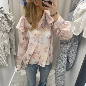 Blus💐🌸 - DEN FINNS KVAR! Säljer denna super fina blus🌸Den är avklippt på båda ärmarna då de var alldeles för långa innan (se bild 2).💐💗🌸Pris kan diskuteras vid snabb affär!!🤩 Kom privat för att se exakt hur den ser ut! 