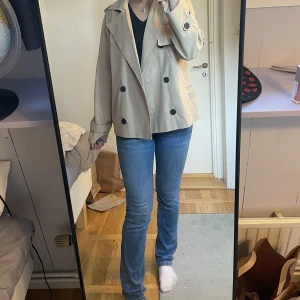 Trenchcoat  - Jättefin trenchcoat i bra skick, superbra till hösten 