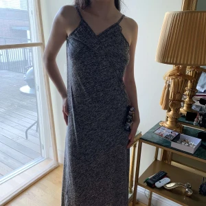 Wrap dress - Wrap dress köpt från Bonprix. Helt ny med taggen på. Storlek 36 men kan även passa 38. För 200kr 💕skön att ha på sig. 