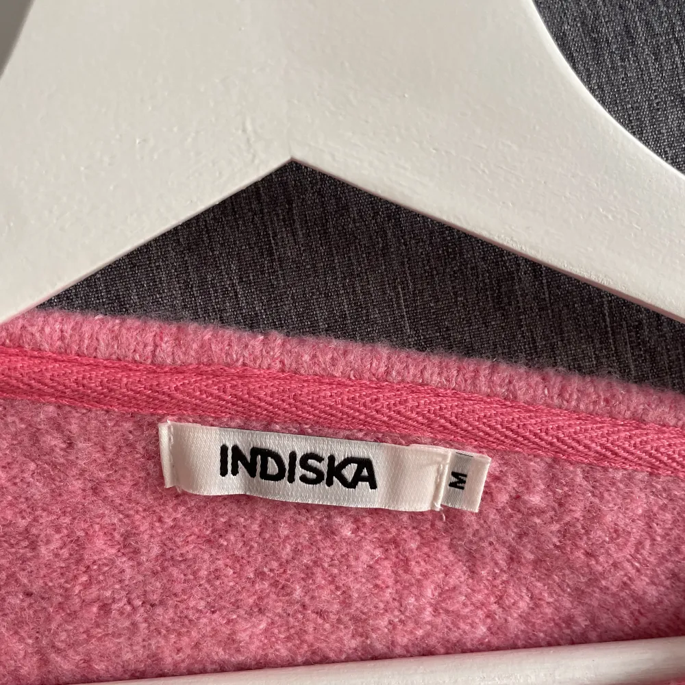 Oversizrd Stickad rosa tröja från indiska. Använd ett fåtal gånger, i storlek M. Väldigt bra skick. . Tröjor & Koftor.