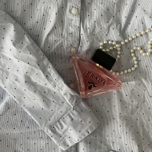 Babyblå radig skjorta/ striped baby blue button up - Super cute striped baby blue button up with black polka dots from H&M. Looks very cute on both pants and skirts! Worn a few times, in great conditions. Size: 34 (fits XS and S)