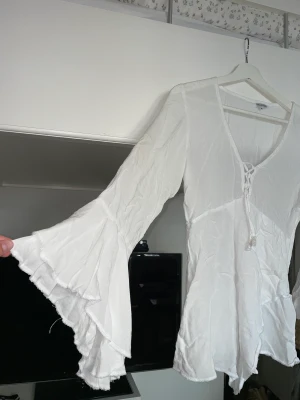 Vit blus - Vit blus från Mississippi. Storlek M, men är liten i storleken. Köpt secondhand, men i bra skick. 