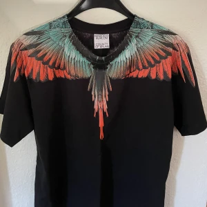 Marcelo burlon t-shirt  - Storlek:S Helt ny har använt den 2 gånger. Givetvis äkta, får med kvitto och dustbag. Den har även QR kod så att man kan scanna och kolla så att den är äkta! Har tänkt mig runt 1600 kr. Hör av er vid frågor osv. 