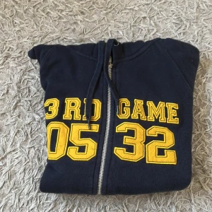 Tröja med dragkedja och fickor  - En fin tröja med dragkedja och fickor i ett jättefint skick 