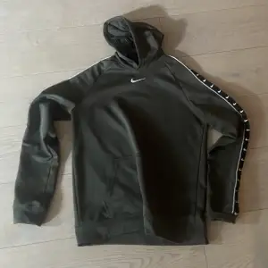 Skön snygg Nike hoodie som tyvärr blev för liten på mig haft den ett litet tag men är fortfarande i bra skick. Jag skulle säga att den passar max på nån som är 170cm. Skulle säga 165-170. Köpt för 600kr