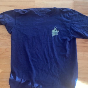 90s stussy t-shirt - Står xl men är lite oversized på en medium inga fläckar eller skador. Använt 7 gånger Max. Otroligt svår att få tag på 