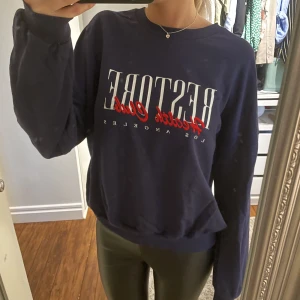 Sweatshirt med tryck - Marinblå lite oversized sweatshirt med tryck. Använd typ en gång. 