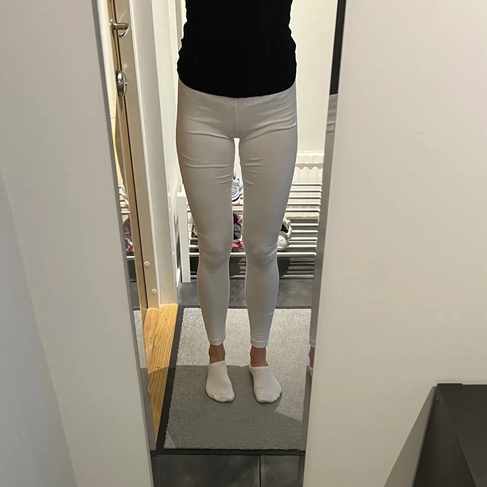 Vita leggings från Gina Tricot i strl S. Använda några gånger. . Jeans & Byxor.