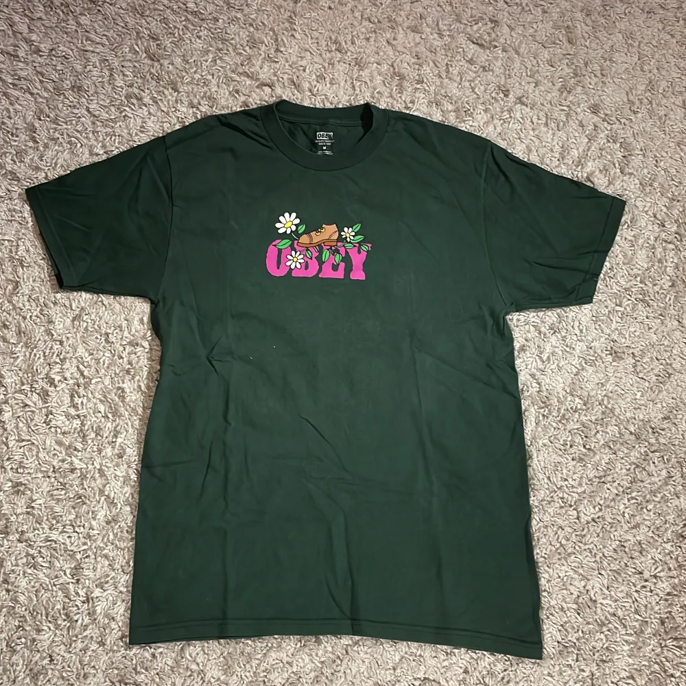 En grön T-shirt från märket Obey! Köptes för 400kr men säljer nu för 150kr! Jag säljer den då jag inte använder den så mycket längre. Bra skick!💗 (köparen står för frakt). T-shirts.
