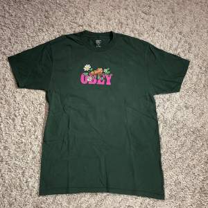 En grön T-shirt från märket Obey! Köptes för 400kr men säljer nu för 150kr! Jag säljer den då jag inte använder den så mycket längre. Bra skick!💗 (köparen står för frakt)