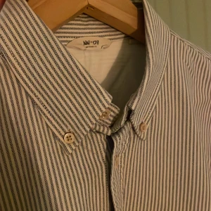 NN07 randig bomullsskjorta - Mycket bra skick. Inga tydliga defekter alls. Gott som ny med andra ord. Nypris uppåt 1000 lappen. Passar inte mig vilket är varför jag säljer.