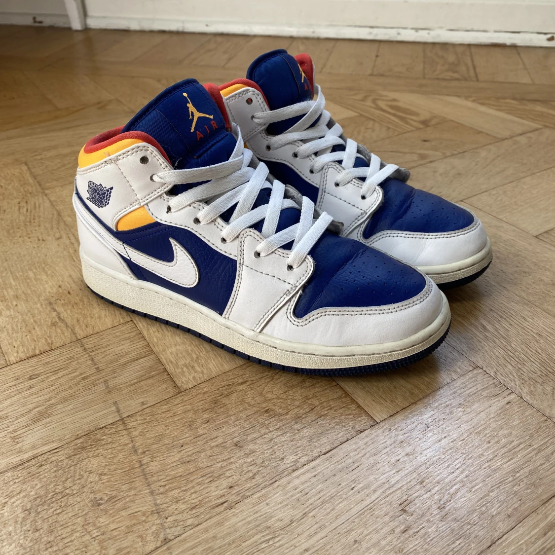 Säljer ett par Damsneakers. Jordan 1 mid White Laser Orange Deep Royal Blue - 90