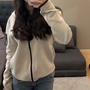 Nike tech fleece  - Säljer denna då den är för stor och inte används. Köptes på Nike. Kan tänka mig att sänka priset 
