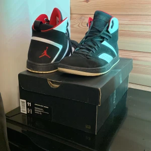 Jordan flight legend  - Jordan flight legends i storlek 45. Skorna är i bra skick och endast lite creasade framtill. 