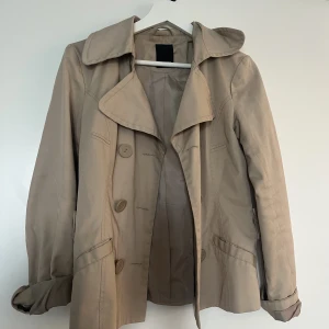 TRENCHCOAT - Beige trenchcoat från Veromoda, superfin och inga defekter 💞