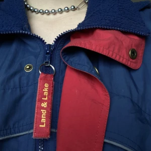 Jacka - Gammal skidjacka från Åre, syntetisk material, antagligen från 70-80tal. Jag köpte den något år sedan på en second hand på landet. Den har några mindre skador men inga större . Jag kan skicka fler bilder och pris är diskuterbart