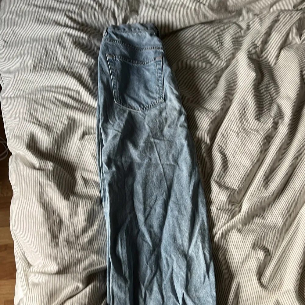 Snygga bootcut jeans från pull&bear. Inga defekter. Köptes för 500 kr.. Jeans & Byxor.