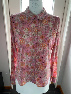 Så fin blommig blus - En jätte fin blus som är använd ett par gånger. Tunt ”mesh” material typ. 