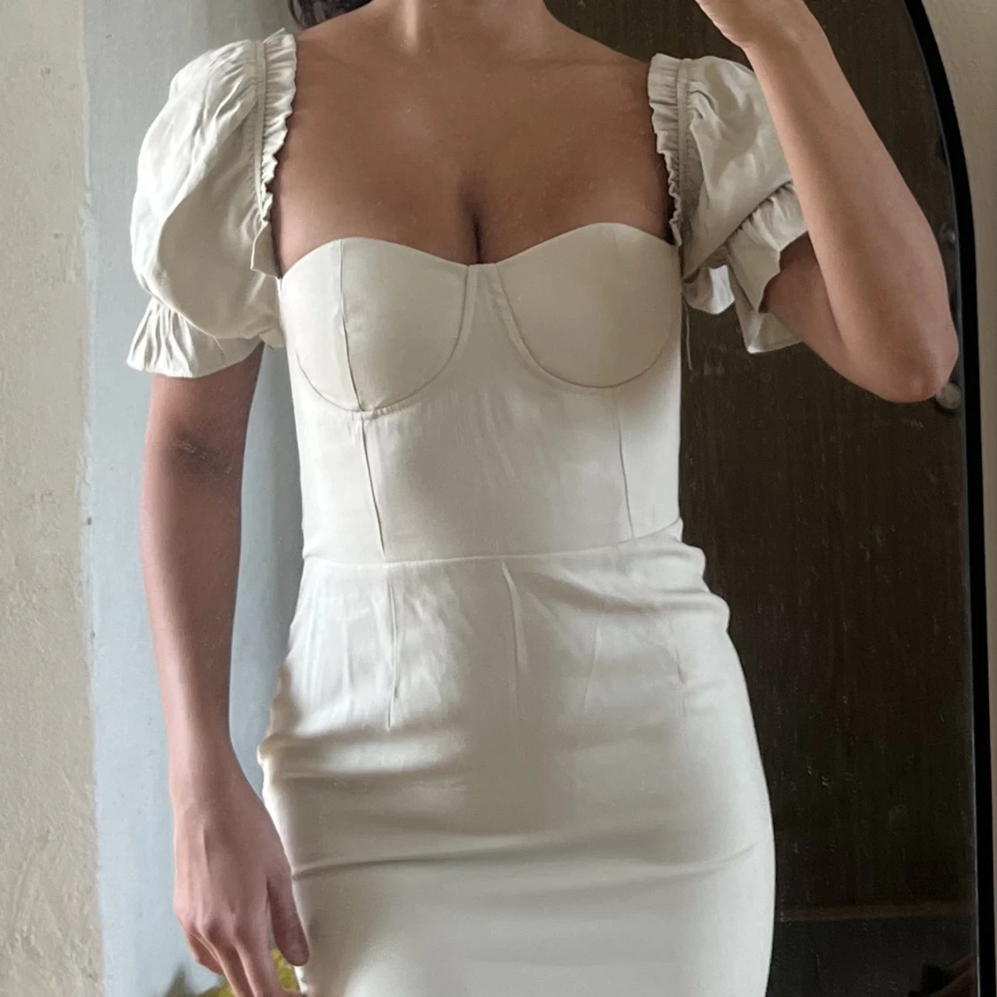 Beige formgivande klänning