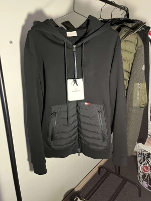 Moncler Cardian - Tjena, säljer min kompis Moncler Cardin i storlek M/L Den är aldrig använd, låda, kvitto och prislapp finns kvar. Nypriset ligger på 10.000kr
