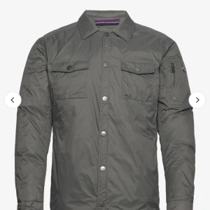 Snoot jacka - Nästan oanvänd snoot jacka schysst till hösten, nypris 2300kr  Priset kan diskuteras vid snabb affär! 