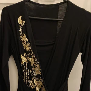 Fest topp svart och gold - Väldigt fint skick i stl M