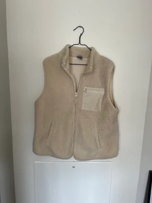Teddyväst - Köpt på Lindex, lite missfärgning på axeln (se bild), men ska gå att tvätta bort! Storlek L