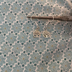 Träd berlocks örhängen - Säljer dessa fina handgjorda örhängen! Aldrig använda🤍