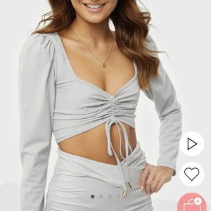 Snygg topp - Supersnygg topp som kan justeras o på så sätt bli längre eller kortare, blankt, mjukt material. 