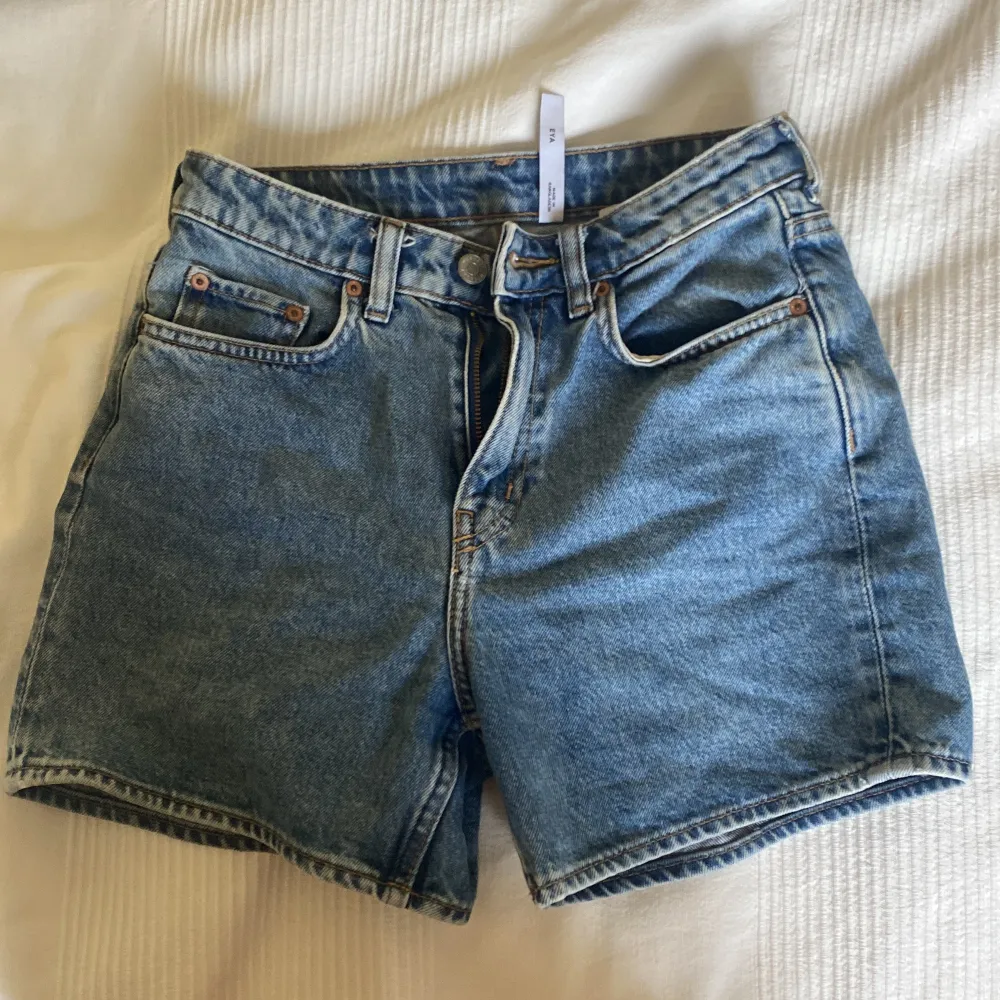 Säljer dessa blåa jeansshorts köpta på weekday 💙i mycket bra skick och utan defekter! Öppen för prisförslag🫶. Jeans & Byxor.