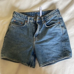 Jeansshorts weekday  - Säljer dessa blåa jeansshorts köpta på weekday 💙i mycket bra skick och utan defekter! Öppen för prisförslag🫶