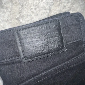 Levis jeans - Stretchiga jeans, avklippta nertill!  Storlek 26 