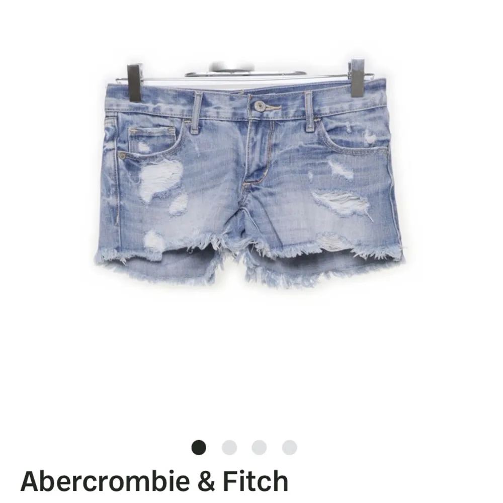 Säljer skit snygga jeansshorts från abercrombie & Fitch via sellpy. Aldrig använda så i nyskick, säljer då de är för små för mig! Skriv för frågor. Shorts.
