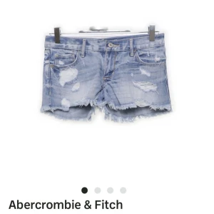 Lågmidjade jeansshorts  - Säljer skit snygga jeansshorts från abercrombie & Fitch via sellpy. Aldrig använda så i nyskick, säljer då de är för små för mig! Skriv för frågor