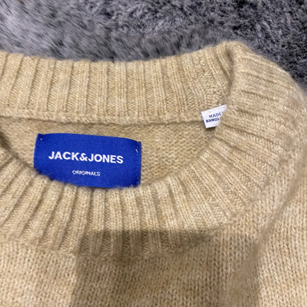 Hej, säljer nu min alldeles nya Jack and Jones sweatshirt, tröjan är helt oanvänd och är perfekt för hösten!. Priset kan diskuteras vid snabb affär!. Stickat.