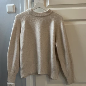 Stickad från pull and bear  - Stickad beige tröja från pull and bear stl s 