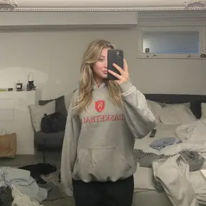 Säljer denna gråa hoodie med tryck på! Sitter oversized på mig som vanligtvis har S. Bara att skriva om du har några frågor☺️