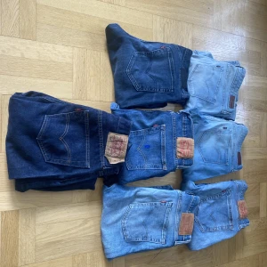 Levis jeans äkta - Tjena säljer 7 par Levis jeans för en bra peng. Kommer bara lägga ut bild med alla jeans så fråga privat om ni vill se ett separat par av de.  Levis men 501 W 32 L 32 Färg dark wash indigo Skick 7/10 Pris 500  Levis men 512 W 33 L 34 Färg richmond blue bl