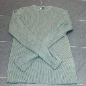 jag säljer den här långärmade tröja i en mörkgrönaktig färg! Den är i storlek 142 till 156 som ni ser på bild två och den är köpt på Cubus för 250 och jag säljer den för 70 men går att pruta!!❤️☺️ Köparen betalar frakt💕