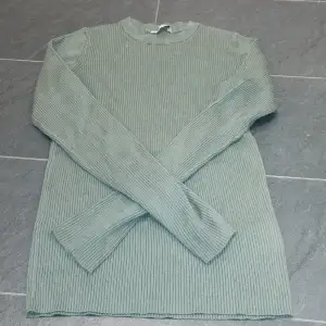 jag säljer den här långärmade tröja i en mörkgrönaktig färg! Den är i storlek 142 till 156 som ni ser på bild två och den är köpt på Cubus för 250 och jag säljer den för 70 men går att pruta!!❤️☺️ Köparen betalar frakt💕