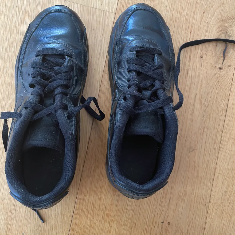 Svarta Nike air max skor storlek 39 Dem är gjorda av läder bra skick . Skor.