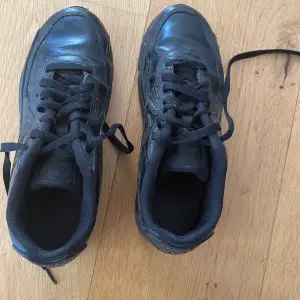 Svarta Nike air max skor storlek 39 Dem är gjorda av läder bra skick 