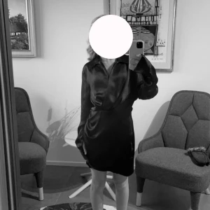 Svart satinklänning från zara  - Säljer min svarta satinklänning från zara i storlek xs som endast är använd en gång🖤ordinarie pris 429 men säljer för 199!! 