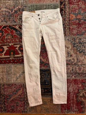 Dondup George vita - Eleganta vita chinos från Dondup, modell "George". Använda sparsamt och fortfarande i toppskick. Storlek 31. Ett tidlöst tillskott till varje garderob.