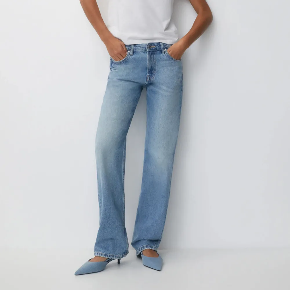 Blå jeans från pull&bear. Gick upp 2 storlekar för att få dem väldigt baggy, men blev mycket för stora. Jeansen är storlek 42.. Jeans & Byxor.