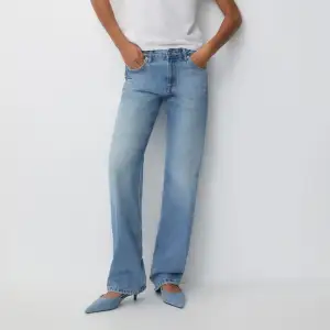 Blå jeans från pull&bear. Gick upp 2 storlekar för att få dem väldigt baggy, men blev mycket för stora. Jeansen är storlek 42.