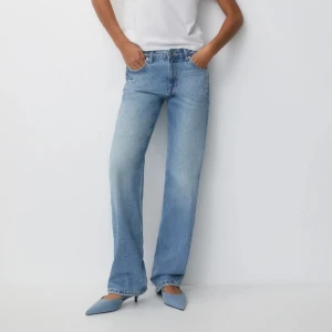 Jeans - Blå jeans från pull&bear. Gick upp 2 storlekar för att få dem väldigt baggy, men blev för stora. Jeansen är storlek 42.