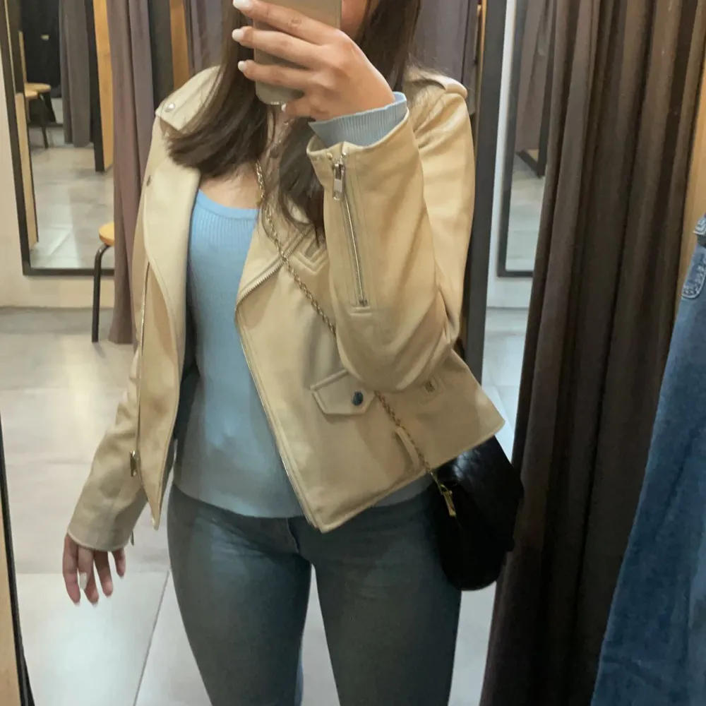 Säljer min beige Skinnjacka från Zara i storlek M eftersom den inte kommer till användning längre och för att den är för stor för mig. Använt den cirka 10 gånger. Nypris 600kr. Bandet finns inte på jackan därav säljer jag den för 250kr.. Jackor.