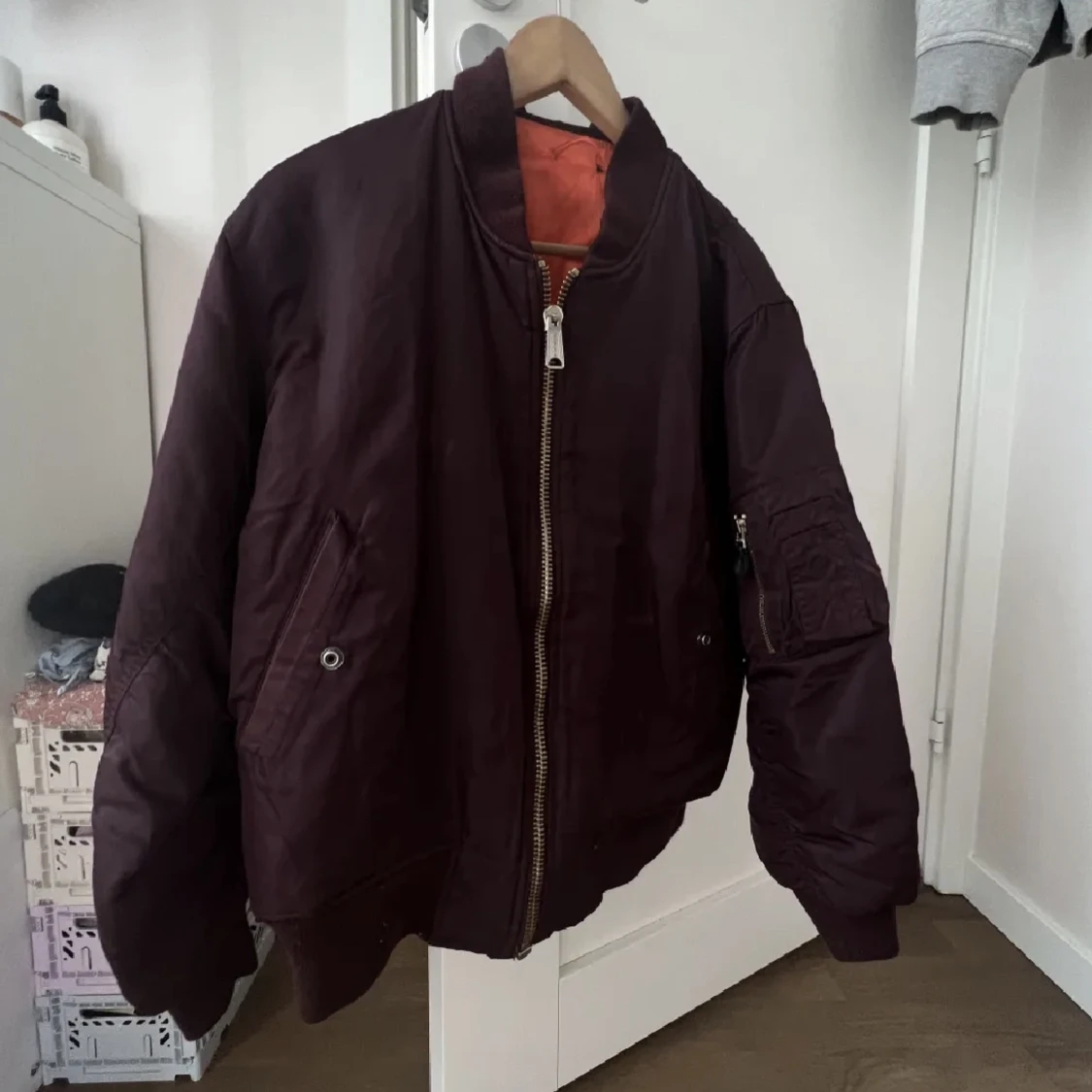 Röd bomberjacka  - 90