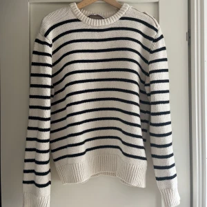 Randig stickad tröja - Stickad tröja från zara, knappt använd. Skriv för fler bilder💕